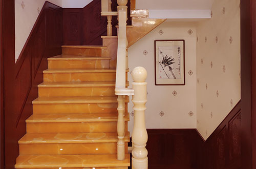 罗定中式别墅室内汉白玉石楼梯的定制安装装饰效果
